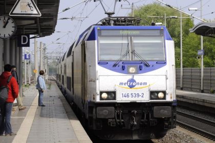 Niedersachsen: Fahrkartenkontrolle eskaliert zu Großeinsatz gegen 80 Verdächtige