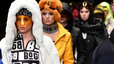 Berliner Modewoche mit Fellmützen und Federkleid