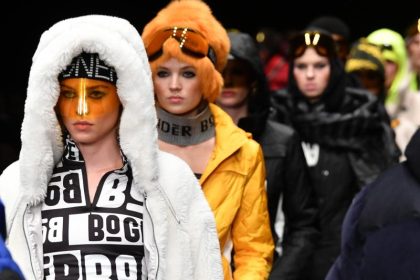 Berliner Modewoche mit Fellmützen und Federkleid