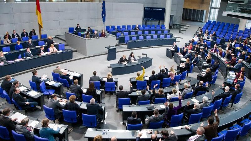 Bundestag heute: Grünen wollen Überholspur für Elektro, Linke will private Krankenversicherung abschaffen + Videos