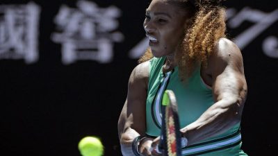Serena Williams locker im Achtelfinale