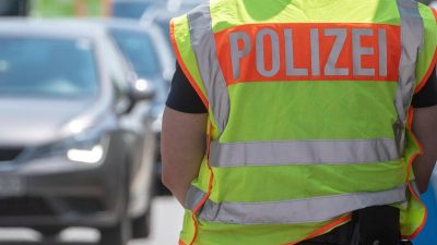 Zweijähriger Junge stürzt in Frankfurt am Main aus fahrendem Auto und stirbt