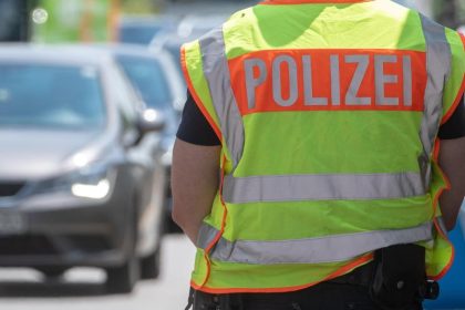 Zweijähriger Junge stürzt in Frankfurt am Main aus fahrendem Auto und stirbt