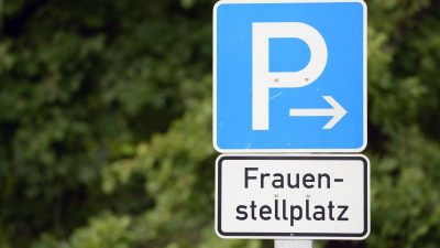 Gericht: Schilder für Frauenparkplätze im öffentlichen Raum nicht zulässig