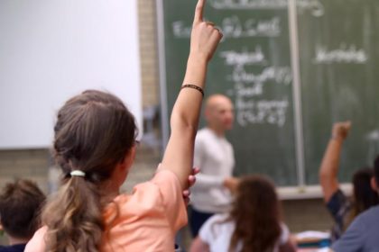 Zerstörung der traditionellen Familie: Französische Schulen streichen „Vater“ und „Mutter“