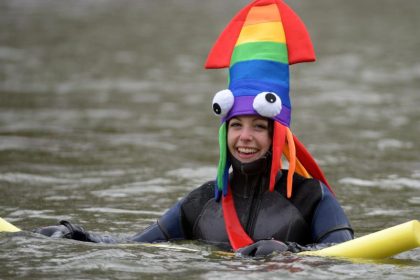 Traditionelles Winterschwimmen: Mehr als 1900 Schwimmer steigen in die Donau