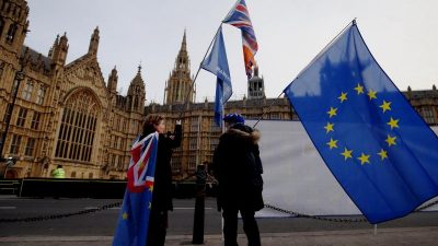 Zwei Wochen vor dem geplanten Brexit: Britisches Parlament stimmt für Verschiebung