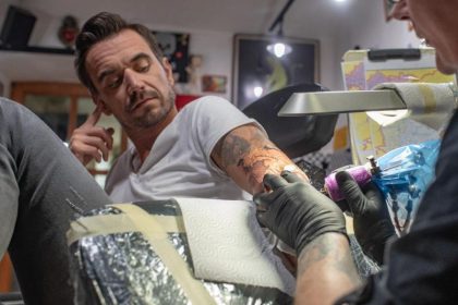 Kapitän Silbereisen mit Tattoo-Kompass