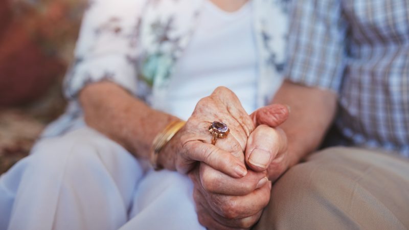 Für immer unzertrennlich: Ehepaar stirbt nach 70 gemeinsamen Jahren Hand in Hand