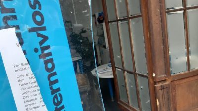 Zittau: Scheibe von AfD-Büro mit Stein zerschlagen