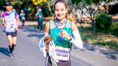 Marathon mit Welpe: Läuferin findet verlassenes Fellknäuel und rennt 30 km „zu zweit“