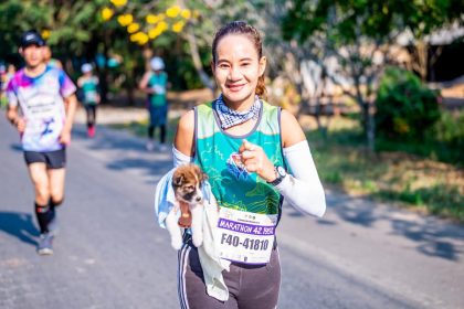 Marathon mit Welpe: Läuferin findet verlassenes Fellknäuel und rennt 30 km „zu zweit“