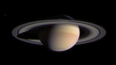 Saturnringe verschwinden und stürzen als Eisregen herab