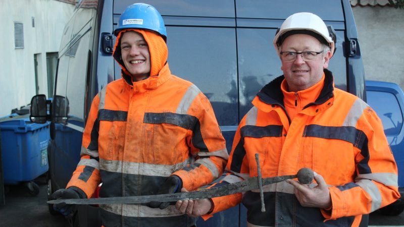 Bauarbeiter ziehen Schwert eines Elitekriegers aus Dänemarks Kanalisation