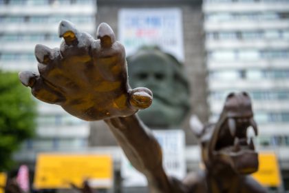 Flüchtlingshelfer für “Sieg Heil” mit linker Hand verurteilt