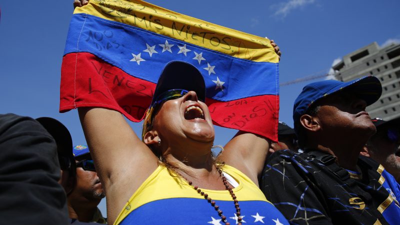 Venezuelas Armee setzt Tränengas gegen Demonstranten an Grenze zu Kolumbien ein