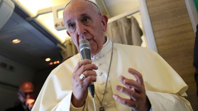 Papst Franziskus bleibt auf dem Weg zum Gebet im Fahrstuhl stecken