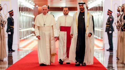 Historischer Besuch: Papst in Abu Dhabi eingetroffen – Franziskus will Dialog mit Muslimen ausbauen
