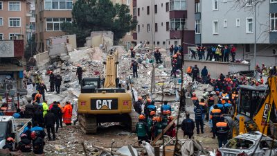 Mindestens zehn Tote bei Einsturz von achtstöckigem Wohnhaus in Istanbul