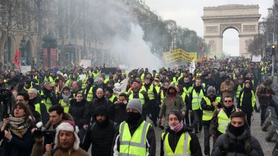 Blendgranate in der Hand explodiert: Demonstrant bei „Gelbwesten“-Protesten in Paris schwer verletzt