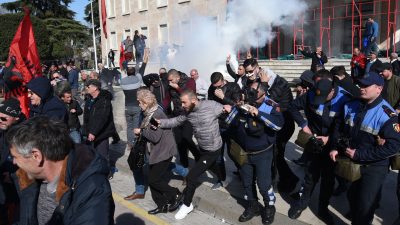 Gewaltsame Zusammenstöße bei Protesten vor Regierungssitz in Albanien