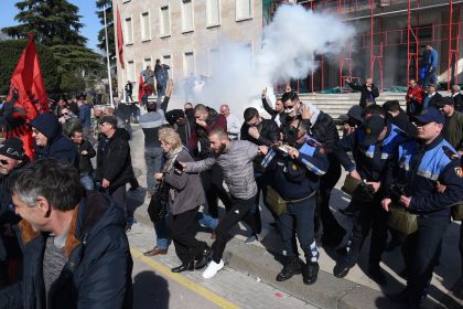 Gewaltsame Zusammenstöße bei Protesten vor Regierungssitz in Albanien