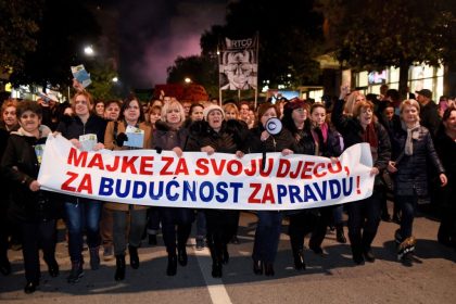 “Milo, du Dieb”: Tausende Demonstranten fordern Rücktritt von Montenegros Präsidenten