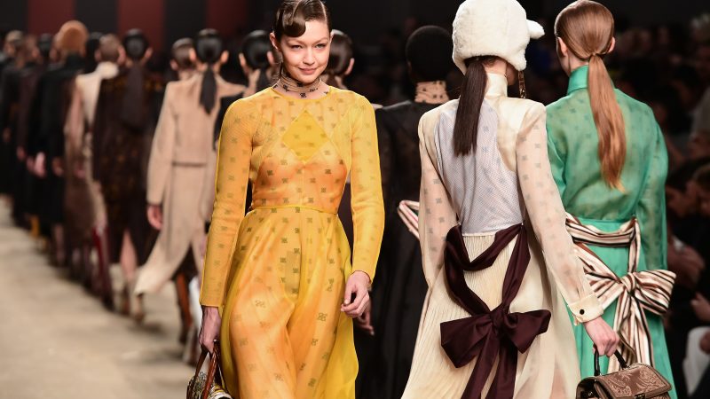 Modehaus Fendi zeigt letzte von Karl Lagerfeld entworfene Kollektion in Mailand