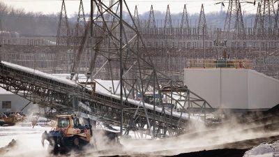 „Ende Gelände“: Kohlegegner blockieren Zufahrt zu Kraftwerk in Karlsruhe