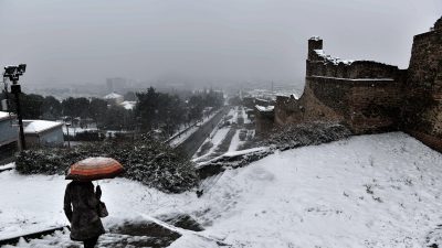 Windstärke 10 in der Ägäis: Sturm und Schneefall in Griechenland unterbrechen Fährverbindungen