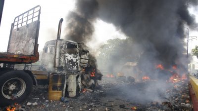 Maduros Militär beschießt Hilfslieferungen – Tränengas und Gummigeschosse an der Grenze Venezuelas