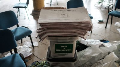 Wahlen in Nigeria: Zwei politische Lager erklären sich zum Gewinner – Noch keine offiziellen Ergebnisse