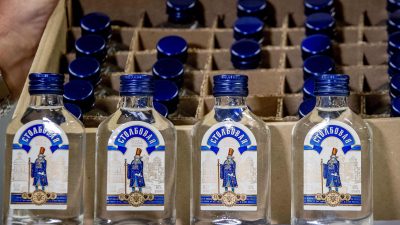 Eine Geschichte wie aus einem Krimi: Zoll beschlagnahmt 90.000 Flaschen Wodka für Nordkorea
