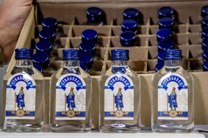 Eine Geschichte wie aus einem Krimi: Zoll beschlagnahmt 90.000 Flaschen Wodka für Nordkorea