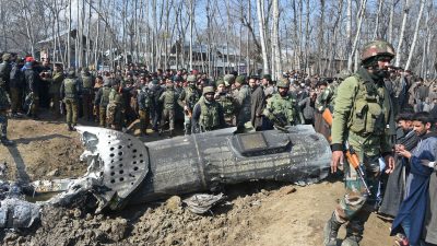 Pakistans Militär: Zwei indische Flugzeuge über Kaschmir-Region abgeschossen