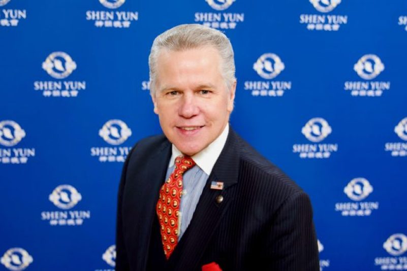 New York: Sänger und Songwriter Tomaczek Bednarek neu belebt durch Shen Yun Musik