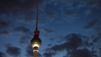 Berliner Ganoven-Trio wollte Polizisten in privat berauben – Beamte mit Messer verletzt – Täter festgenommen