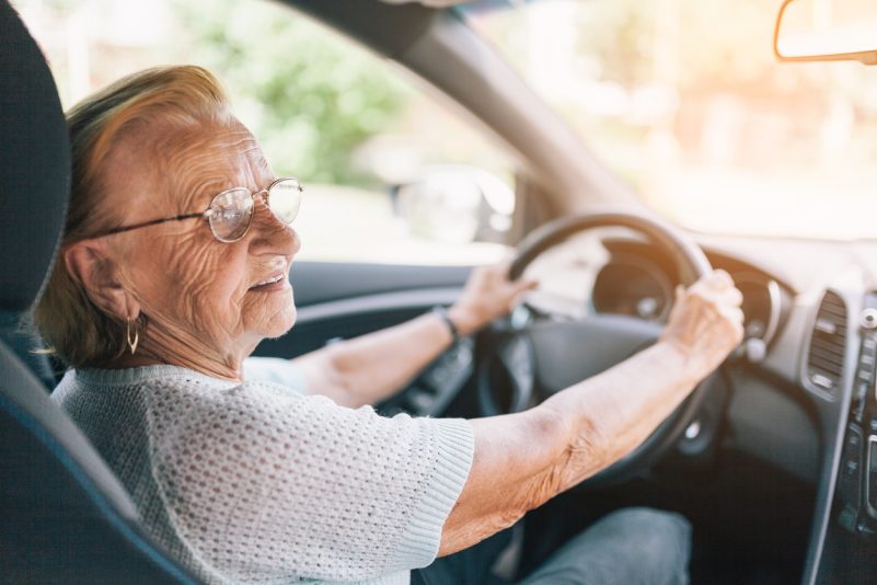 Niesattacke am Steuer – Autofahrerin kracht in Wohnzimmer