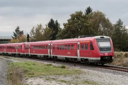 Zivilcourage im Regionalexpress RE3312: Fahrgäste überwältigen aggressiven Mann - Polizei macht unverhoffte Entdeckung