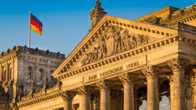 Bundestag will bei Facebook und Twitter aktiv werden