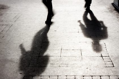 Potsdam: Drei Männer zerren junge Frau in Waldstück und vergewaltigen sie