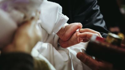Was geschieht mit Priestern, die Kinder zeugen? Vatikan bestätigt geheimes Regelwerk