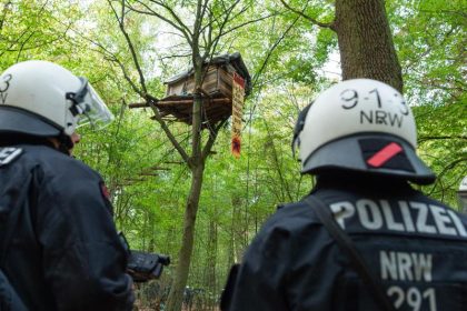 Polizei räumt Barrikaden im Hambacher Forst – Vermummte bewerfen Polizeiwagen mit Steinen