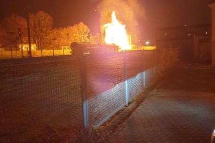 Mit Spraydosen beladene Güterwaggons stehen in Flammen