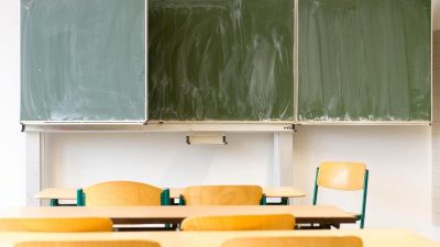 Bildungsministerin hält erneute Schulschließungen für möglich