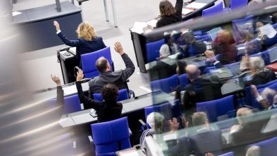 Leeres Plenum – Bundestag muss per Hammelsprung über Nato-Antrag abstimmen