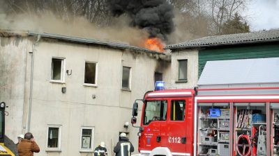 Ermittler suchen Ursache von Wohnhausbrand mit drei Toten