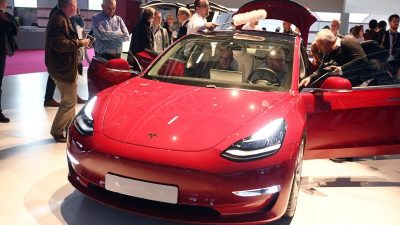 Tesla liefert erste Model-3-Fahrzeuge in Deutschland aus