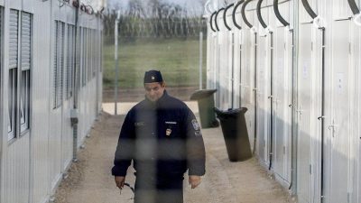 Ungarn schließt Lager für Migranten in Transitzone