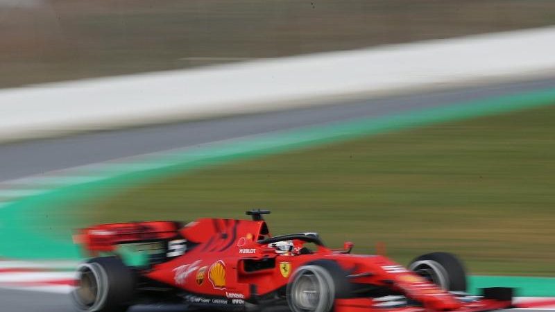 Vettel startet mit mehr als einer Renndistanz und Bestzeit